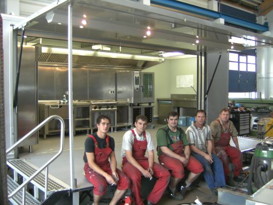 Produktion bei Doll Fahrzeugbau Nürnberg Mitarbeiter