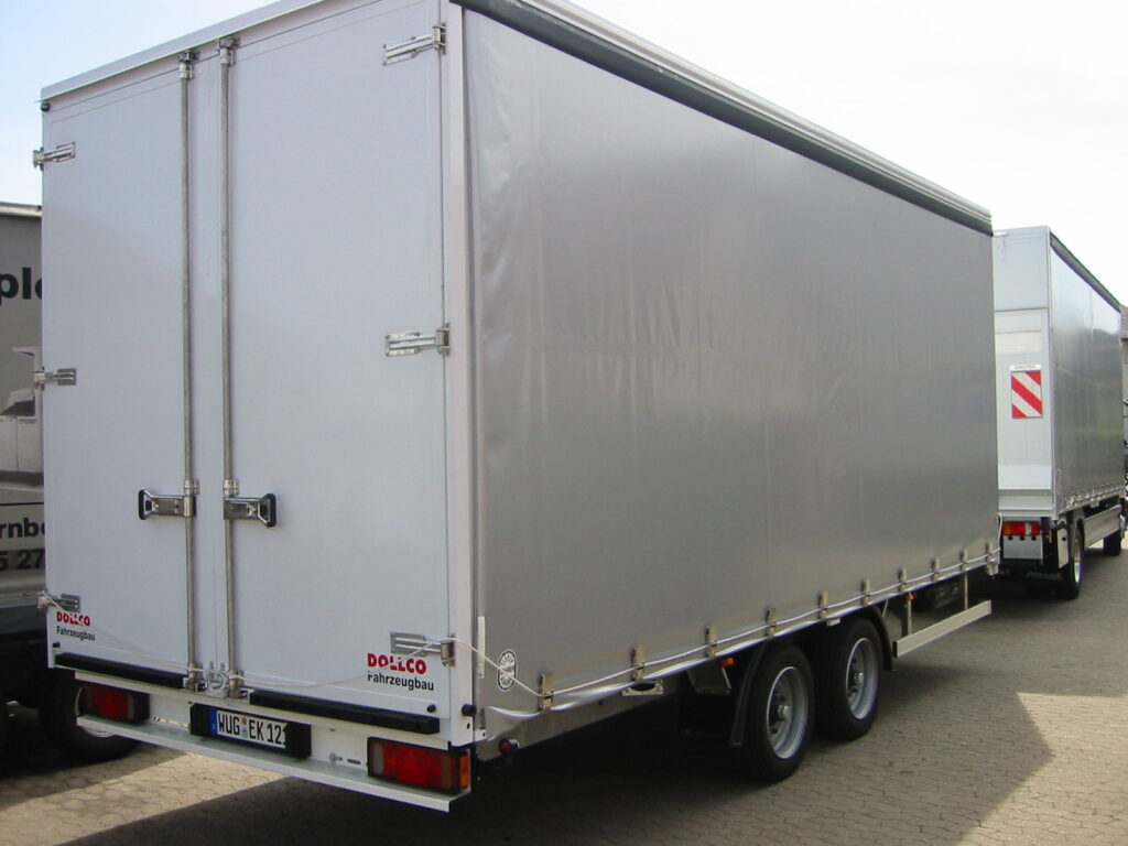 Planenanhänger mit stabiler Doppelachse und Hecktüren – ideal für sicheren Warentransport und Logistik.