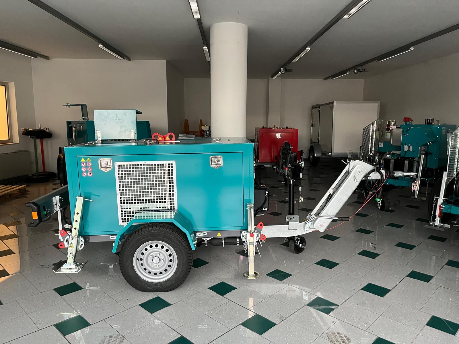 Mobiler Geräteanhänger im Showroom – Anhängerverleih Nürnberg