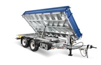 Tandemachs-Kippanhänger/Dumper – hydraulisch kippbare Ladefläche (angehoben), robuste Bordwände und Stützfuß; ideal für den Transport und das Entladen von Schüttgut auf Baustellen.