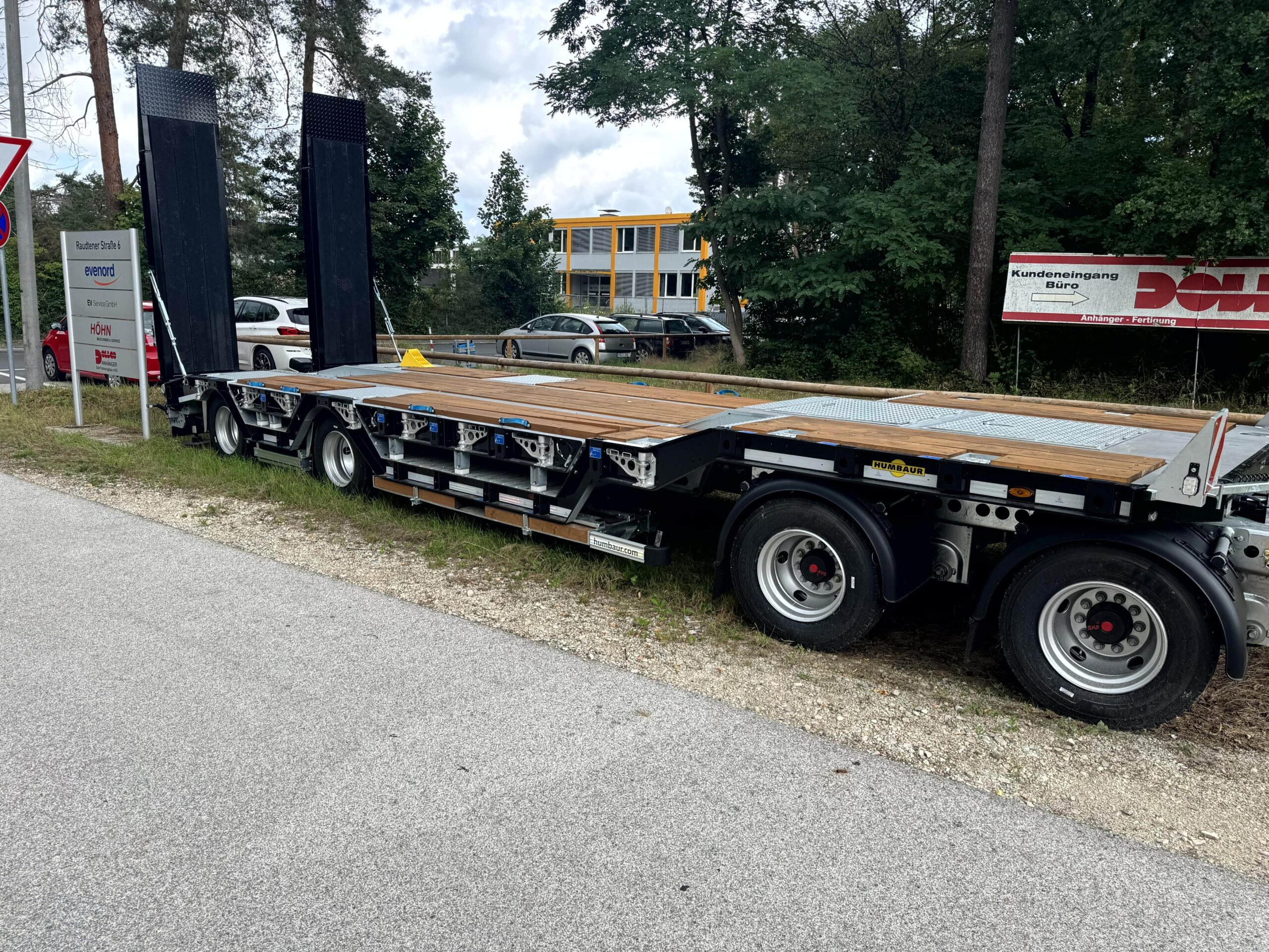 Mehrachsiger Schwerlast-Semi-Tieflader mit abgesenkter Ladefläche