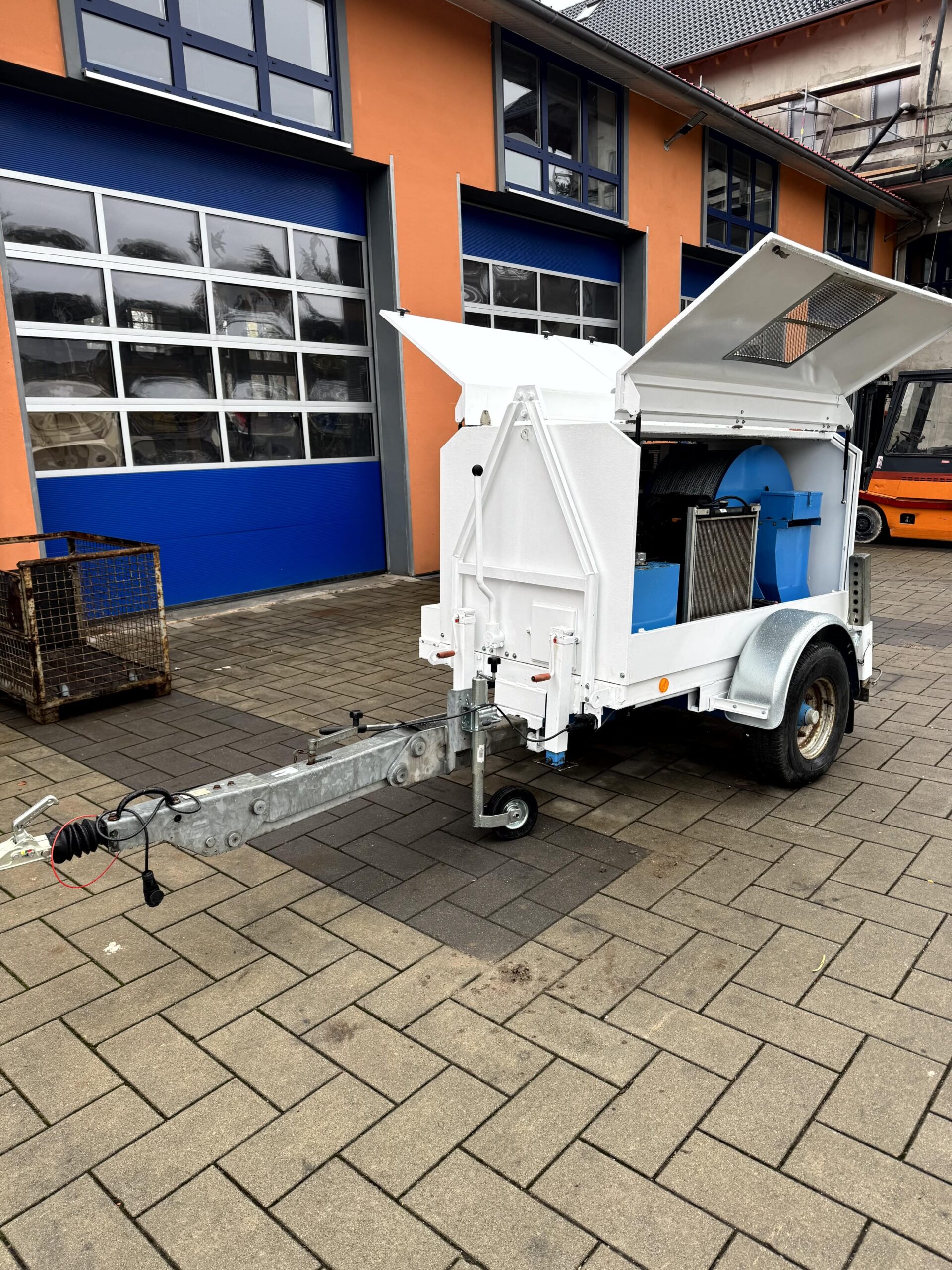 Mobiler Geräte- und Serviceanhänger auf Einachse