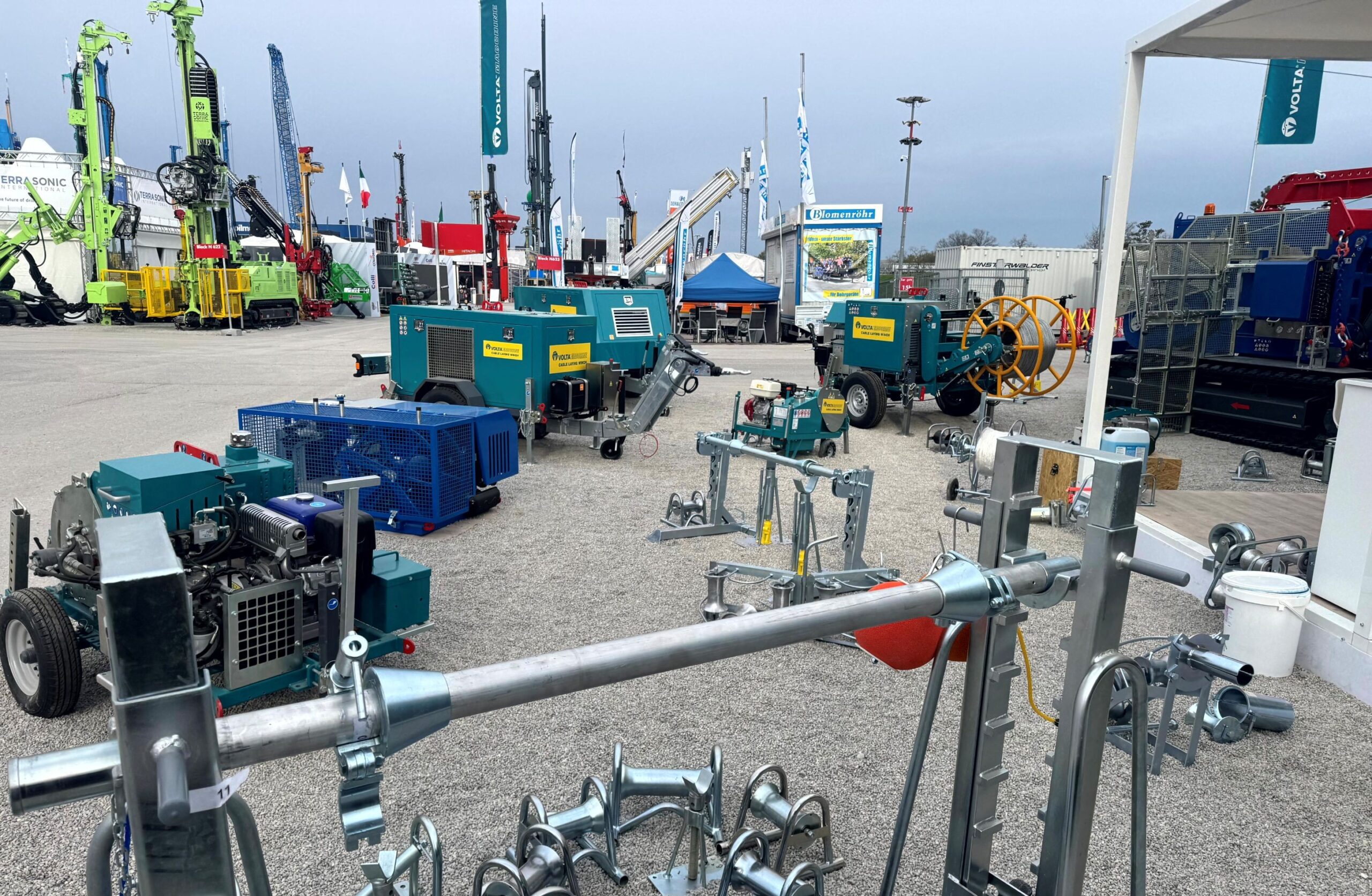Ausstellung/Trade-Fair: Mobile Kabelziehwinden, Kabeltrommel-Ständer, Abspulgeräte und Leitungsbau-Zubehör (u. a. VOLTA) – komplette Lösungen für Kabelzug, Glasfaser- und Energienetz-Montage.
Anhänger reparatur und service von Dollco.
