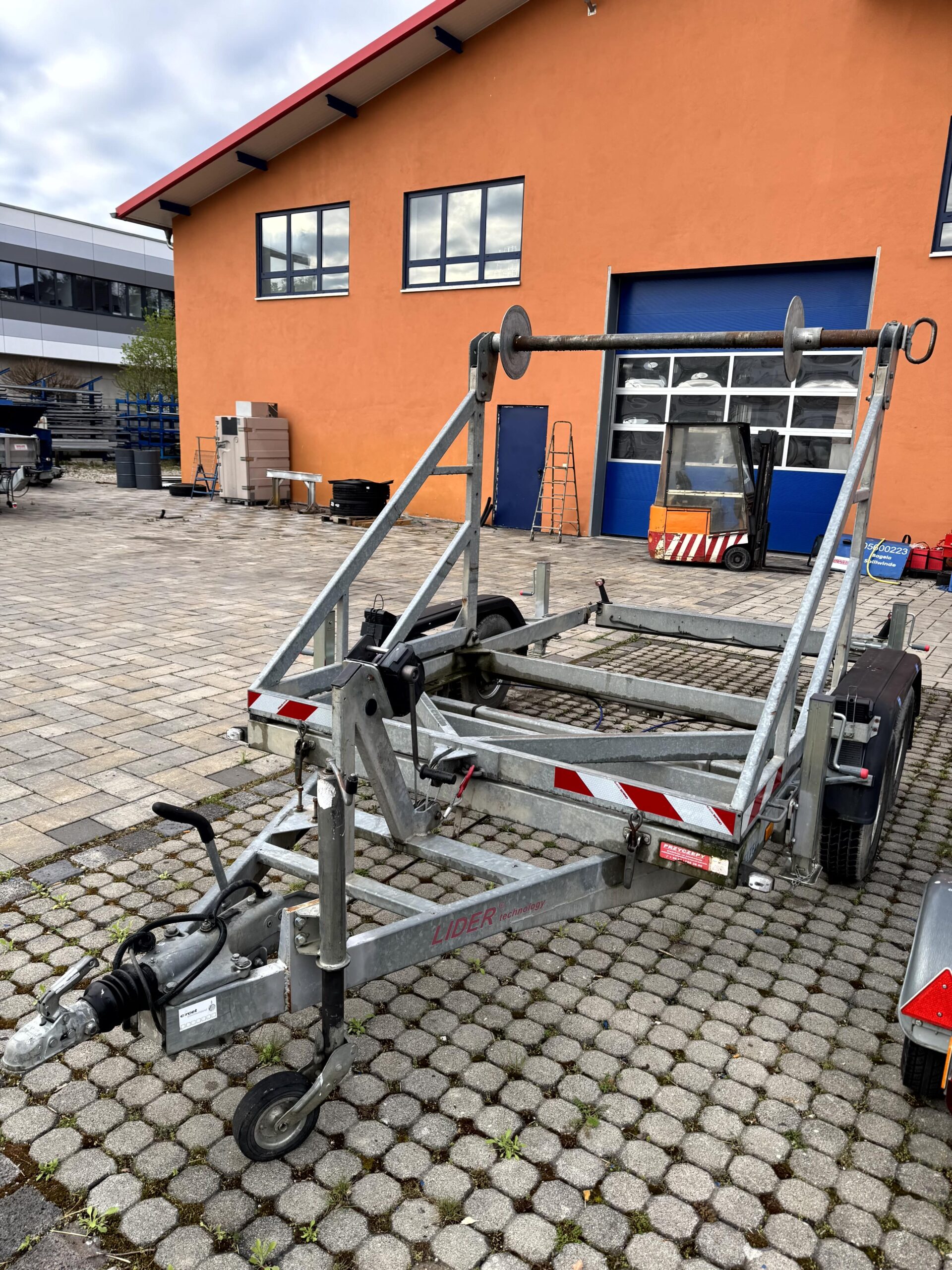 Hydraulisch/ mechanisch absenkbarer Kabeltrommelanhänger 