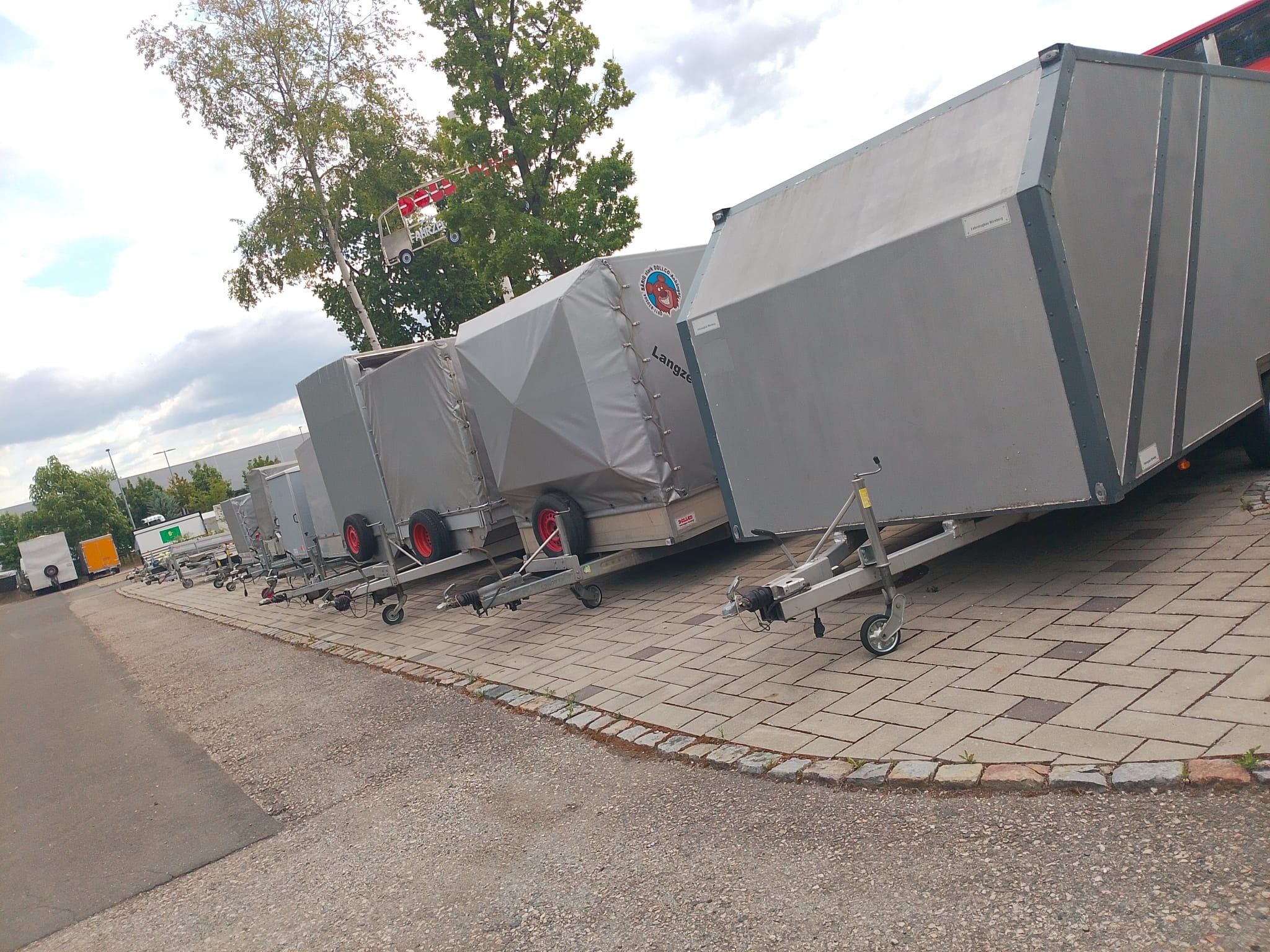 Kofferanhänger und Planenanhänger auf dem Hof