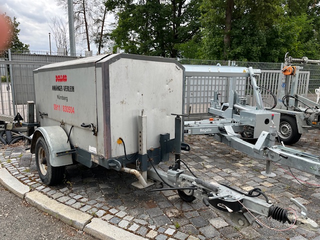 Geschlossener Kofferanhänger für Transport und Umzug