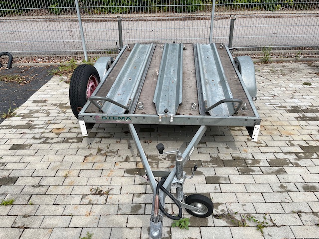 Motorradanhänger mit Schienen für bis zu drei Motorräder
