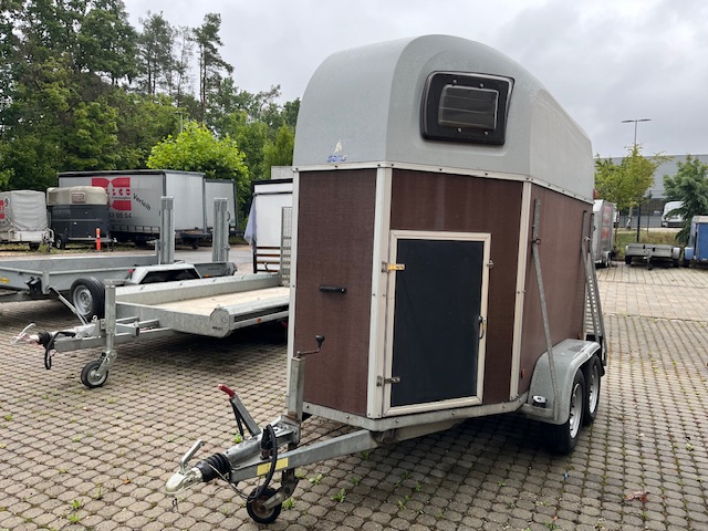 Pferdeanhänger auf Tandemachse