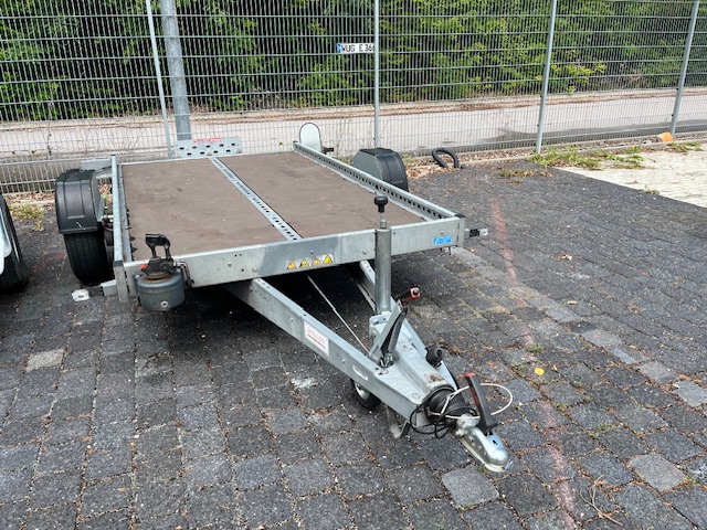 Absenkanhänger für bis zu 3 Motorräder mieten